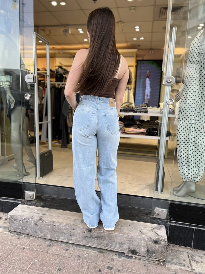 מכנס ג'ינס ישר 101 מכנסי ג'ינס רחבים בגזרה גבוהה, נשים, צילום אחורי.