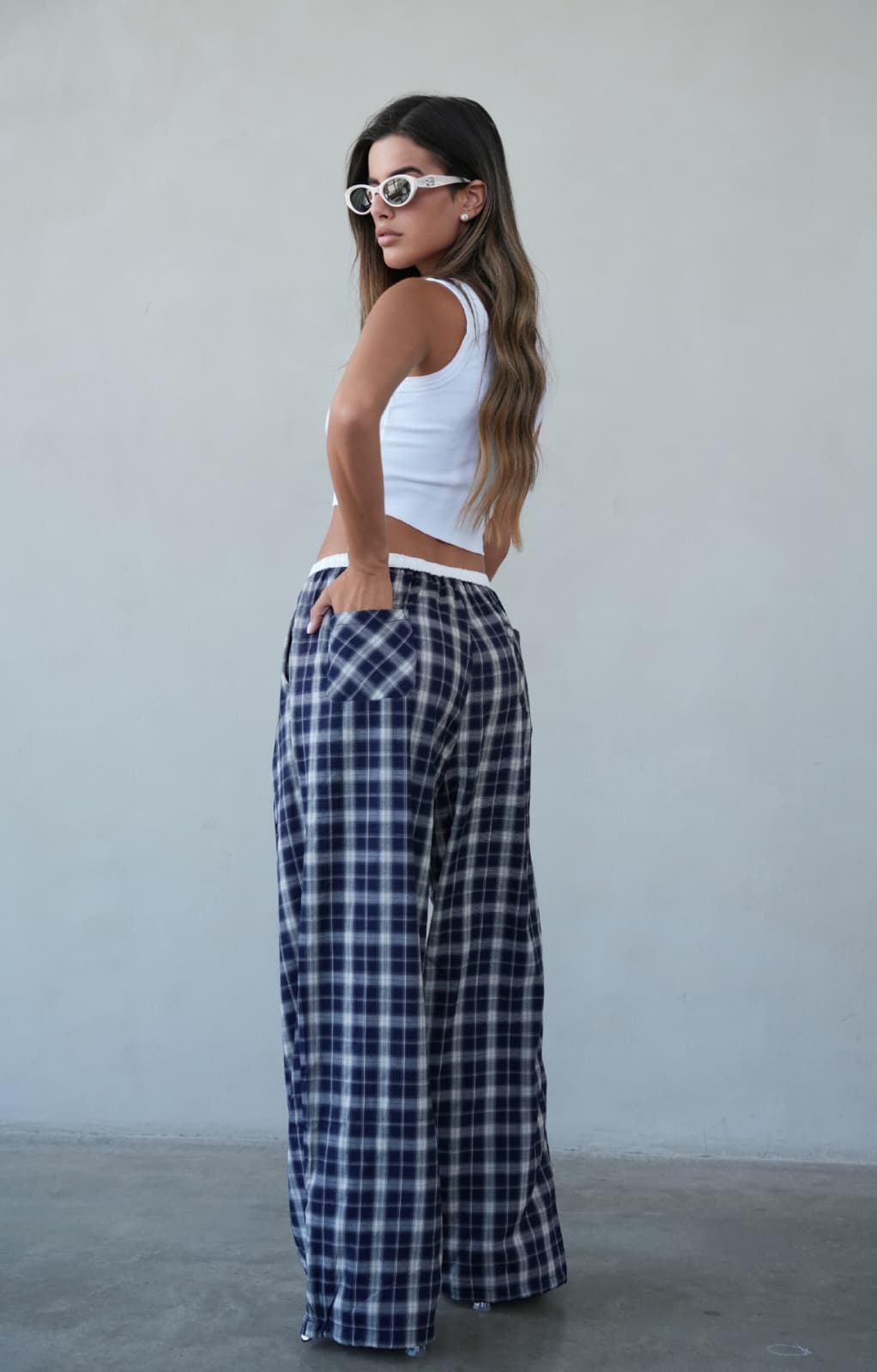 מכנס משבצות רחב מכנסיים רחבים משובצים, מבט מהצד.