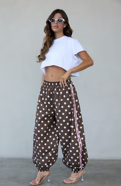 מכנס נקודות פס מכנסיים רחבים עם הדפס נקודות, דגם עם פס צדדי.
