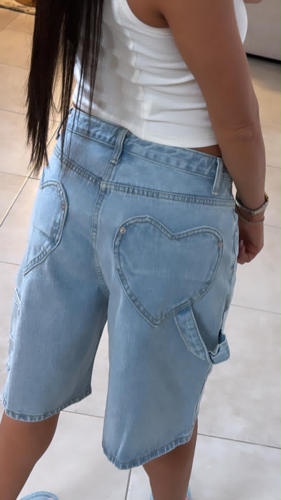 ברמודה לב מכנסי ג'ינס קצרים עם כיסים בצורת לב.
