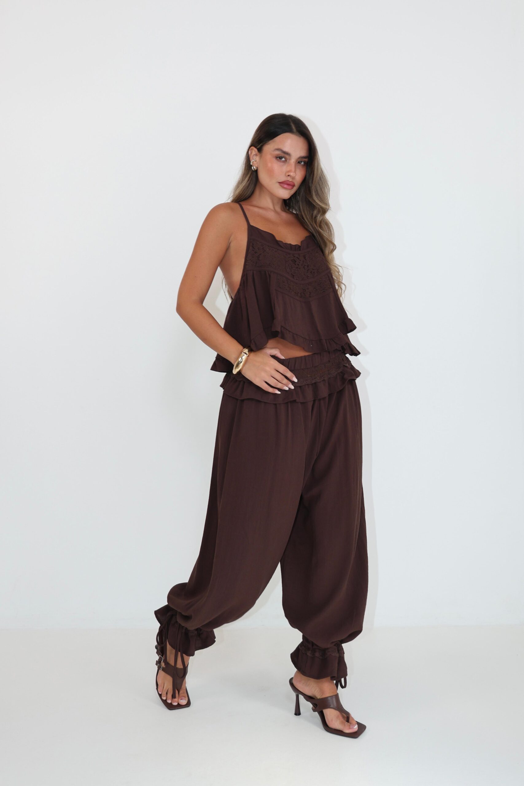 חליפה קרושה סט בגדים רפויים עם טופ קצר ומכנסיים רחבים.