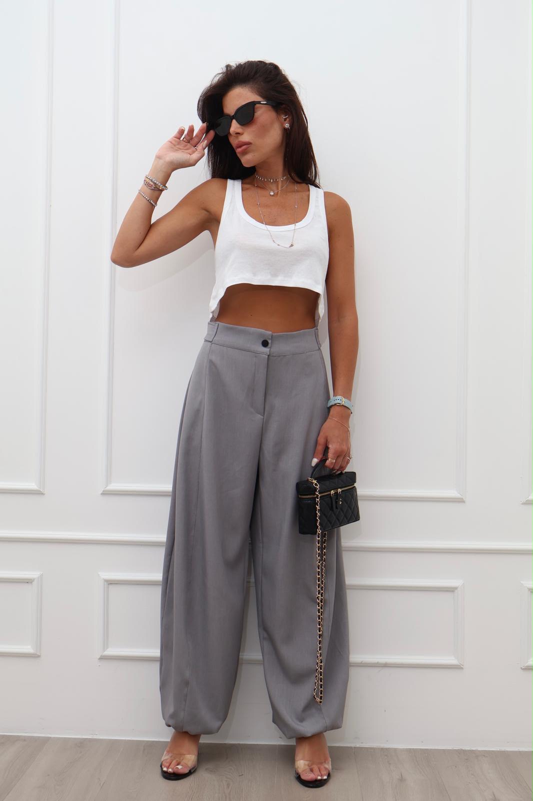 מכנס מחויט קלאסי בלון מכנסי בלון אפורים, בגזרה רחבה ומתרחבת. נראים מלפנים, ללא פרטים מודפסים או רקומים.